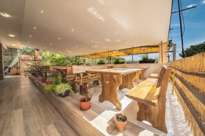 Outdoor dining - Hotel Riviera  (Starigrad)