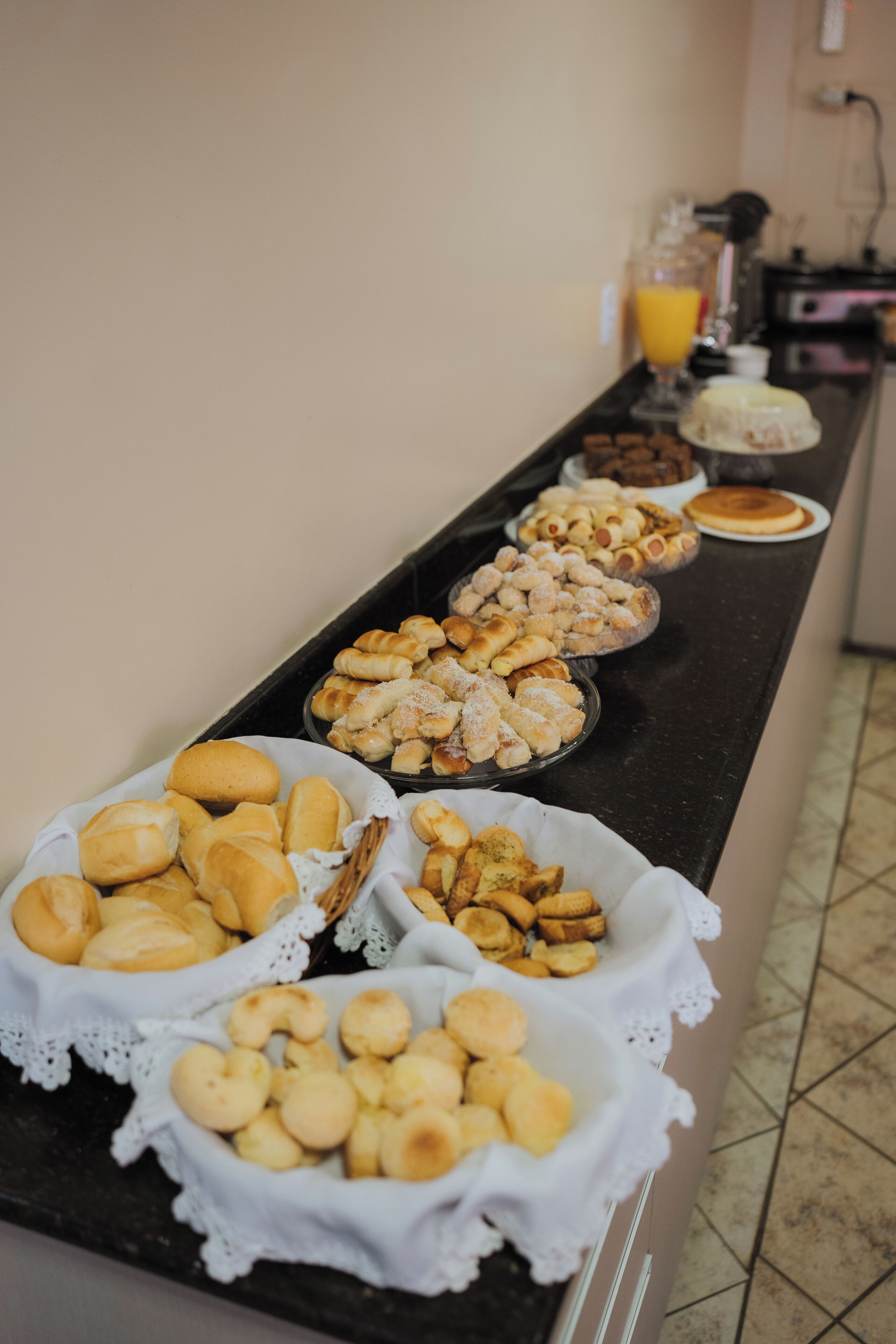 Café da manhã com buffet grátis todos os dias
