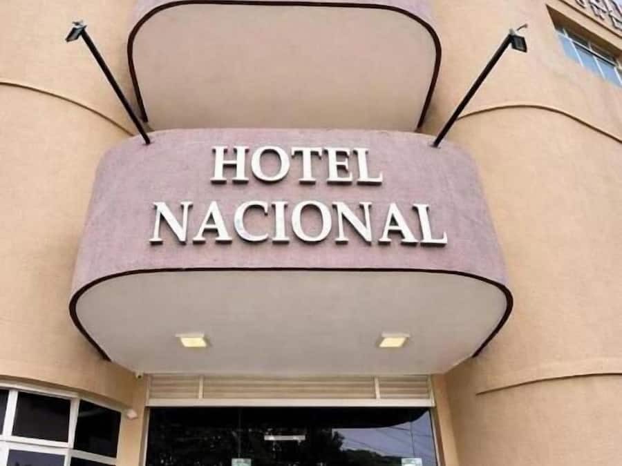Rakennuksessa on kyltti, jossa lukee: ”HOTEL NACIONAL”.