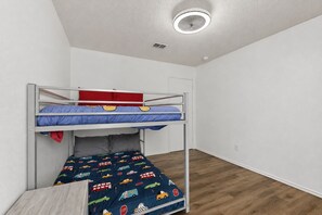 6 chambres, fer et planche à repasser, Wi-Fi, draps fournis