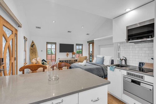 Cozy 1-bedroom studio 4 blocks from the beach and 7 blocks from Cookman