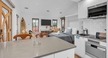 Cozy 1-bedroom studio 4 blocks from the beach and 7 blocks from Cookman