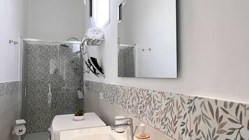 Asciugacapelli, bidet, asciugamani, sapone