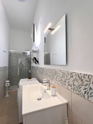 Hair dryer, bidet, towels, soap - Vacation home Trapani Sicily Marausa (Marausa)