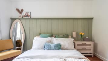 Een bureau, reisbedje, wifi, beddengoed