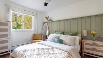 Desk, travel cot, WiFi, bed sheets