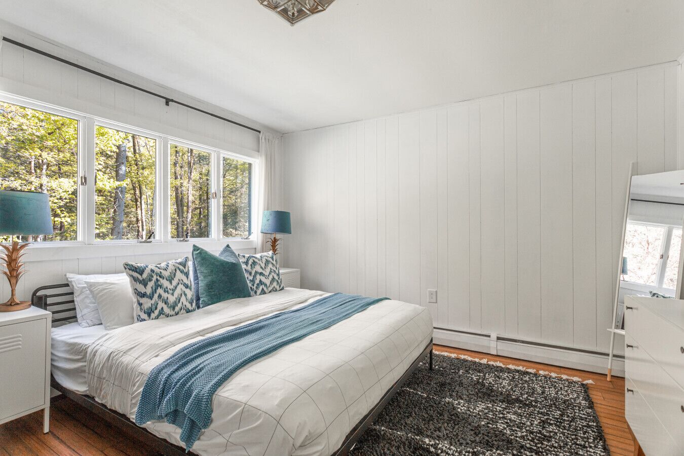 Desk, travel crib, WiFi, bed sheets