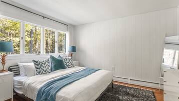 Desk, travel crib, WiFi, bed sheets