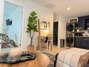 Tabla de planchar con plancha, wifi y ropa de cama 