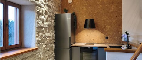 Kühlschrank, Ofen, Geschirrspüler, Wasserkocher mit Kaffee-/Teezubehör