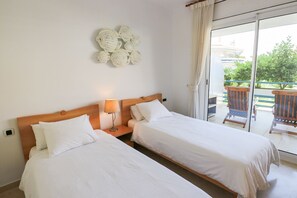 4 bedrooms, iron/ironing board, Internet, bed sheets - Apartment Parc Del Mar (Sitges)