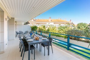 Outdoor dining - Apartment Parc Del Mar (Sitges)