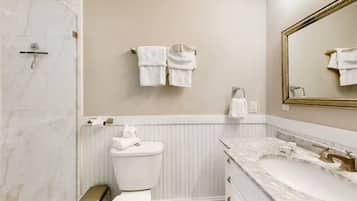 Serviettes fournies, savon, shampoing, papier toilette