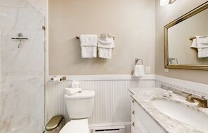 Serviettes fournies, savon, shampooing, papier de toilette