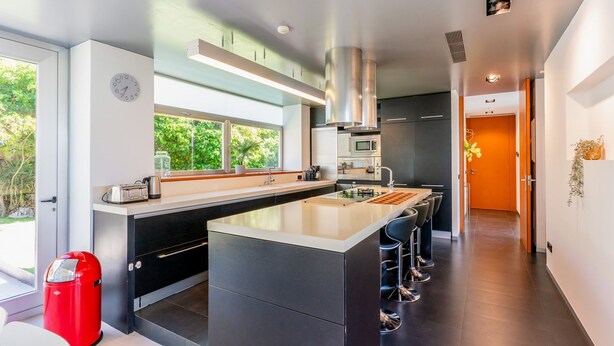 A modern kitchen with a central island, a microwave, and a sink. - Villa Arago - Six Bedroom Villa, Sleeps 12 (Sitges)