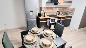 Una cocina moderna con microondas integrado, cafetera y pileta.