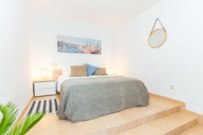5 dormitorios, tabla de planchar con plancha, Internet y ropa de cama