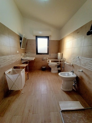 Luxury Room, 1 Queen Bed with Sofa bed, Sea View | Bathroom - B&B Villa Sara Falconara (Butera)
