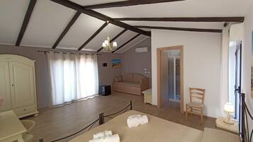Chambre luxueuse, 1 grand lit et 1 canapé-lit, vue sur la mer | Minibar, bureau, literie fournie