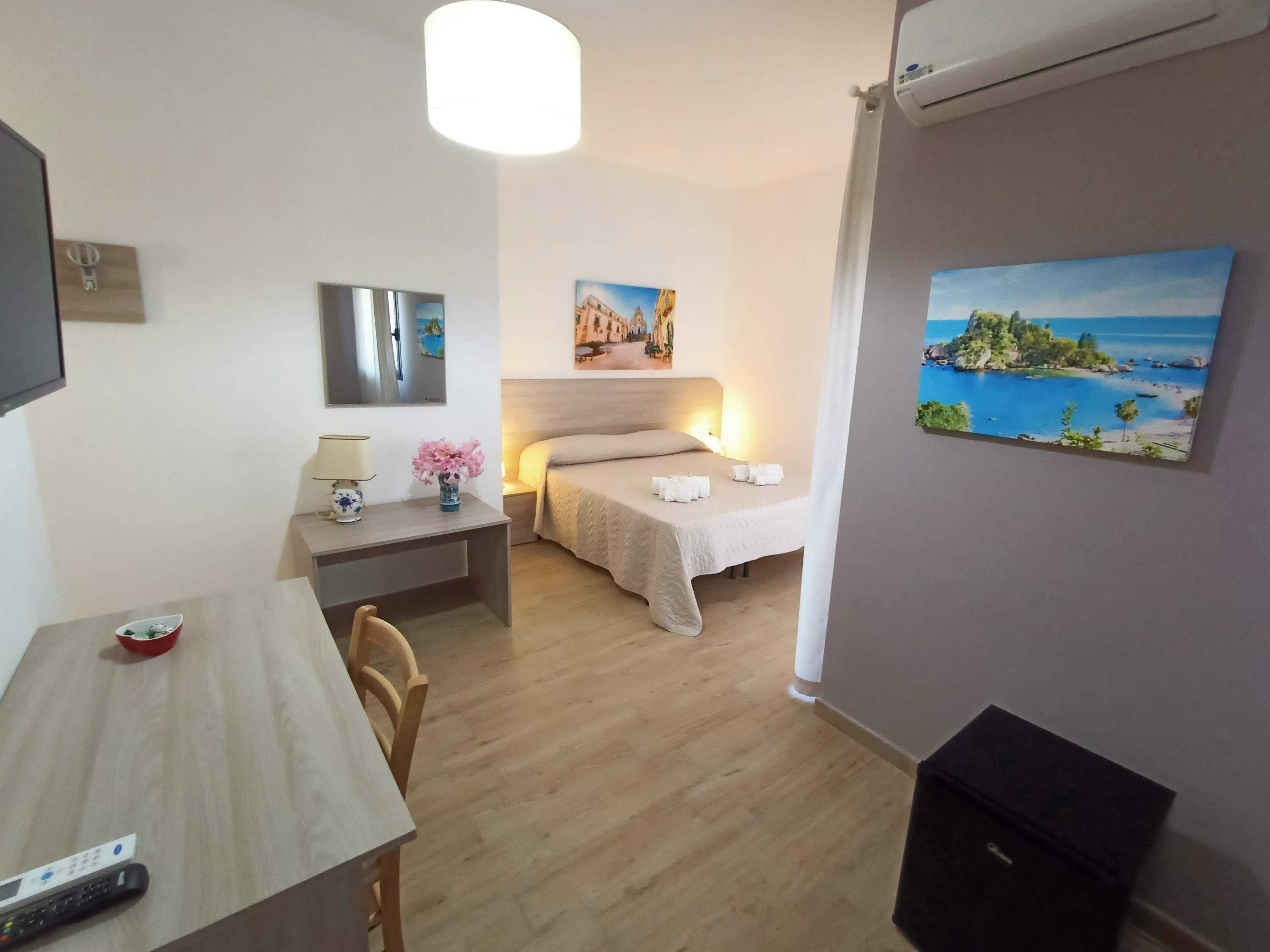 Habitación Confort con 1 cama doble o 2 individuales, vistas al jardín | Minibar, escritorio, ropa de cama