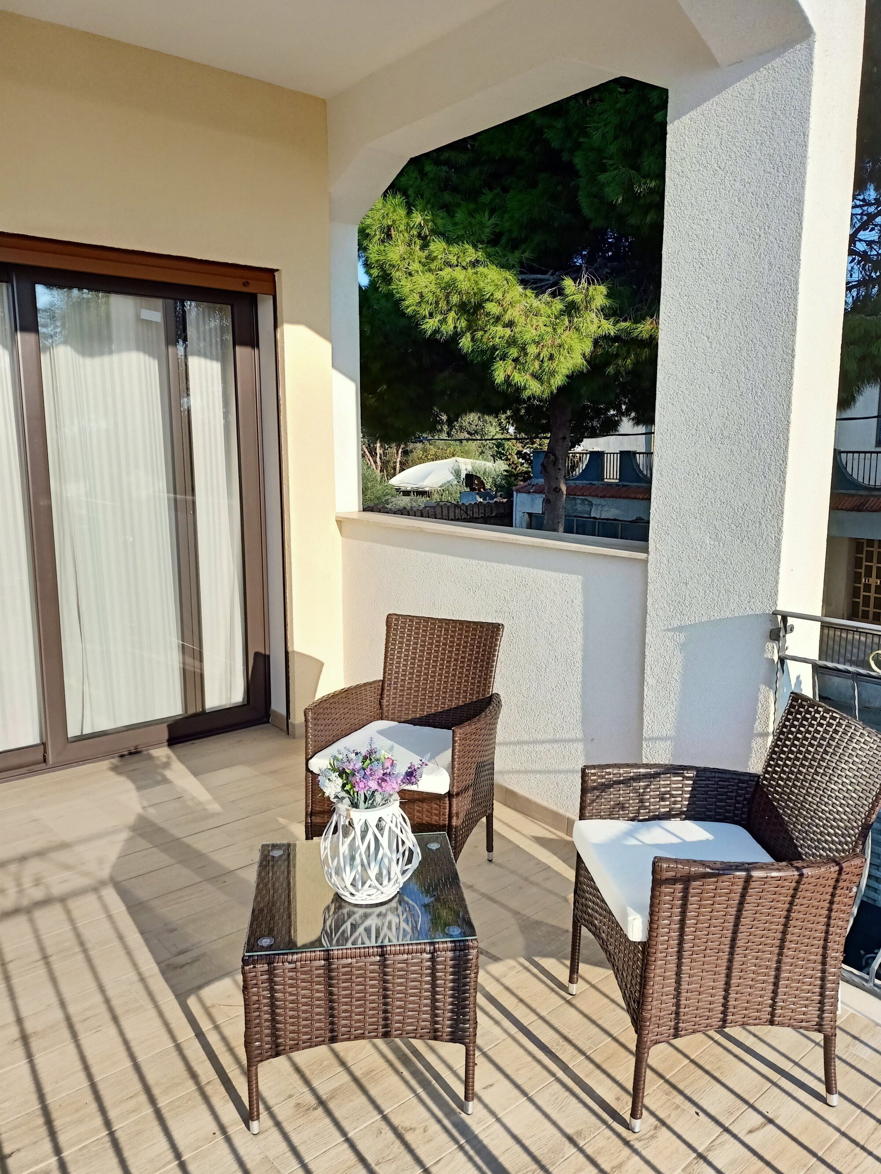 Deluxe-Doppel- oder -Zweibettzimmer, Mehrere Betten, Gartenblick | Terrasse/Patio