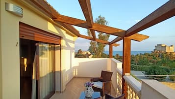 Luxury-Zimmer, Mehrere Betten, Meerblick | Terrasse/Patio