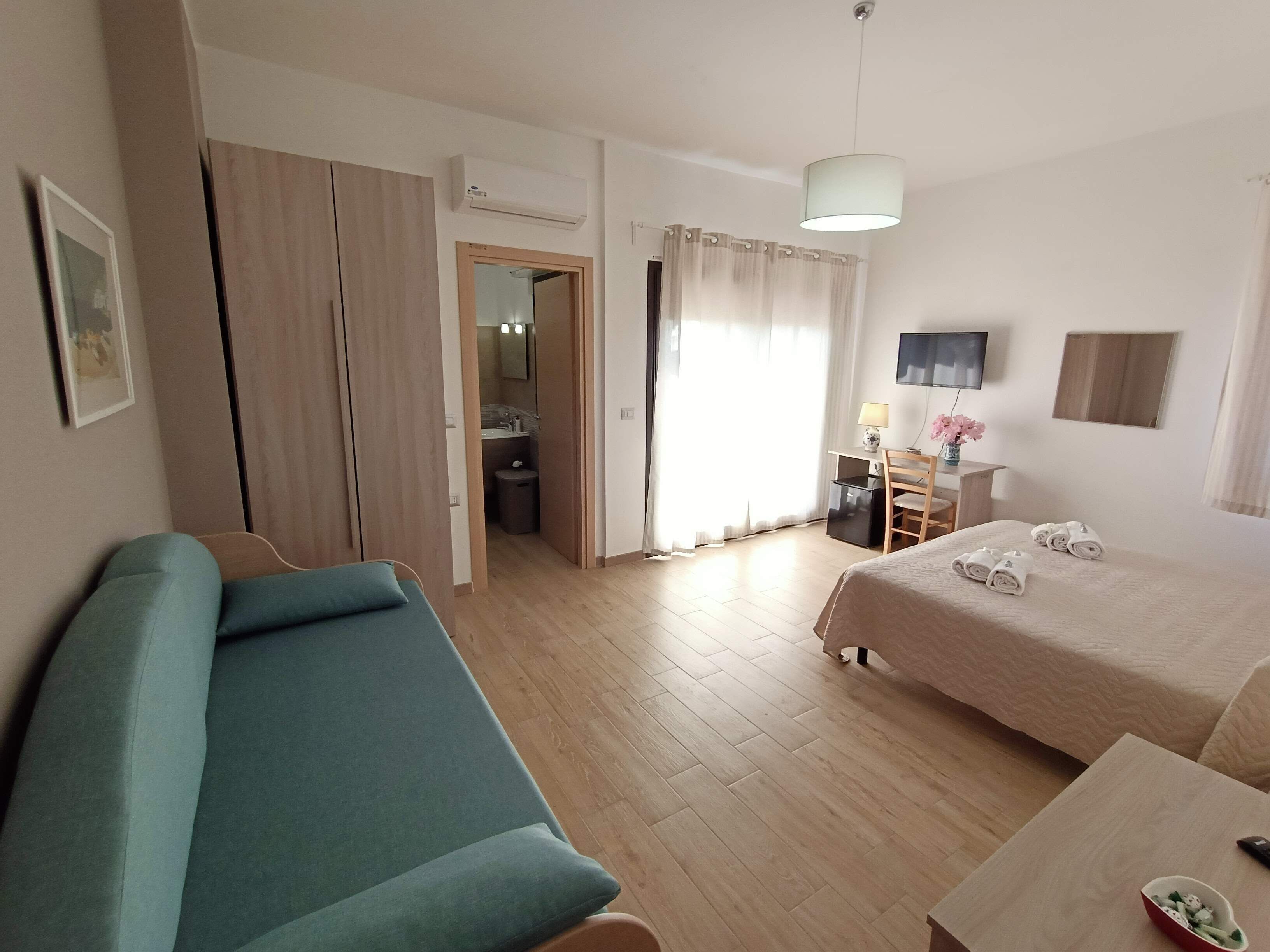 Habitación Deluxe con 1 cama doble o 2 individuales, 1 cama de matrimonio con sofá cama | Minibar, escritorio, ropa de cama