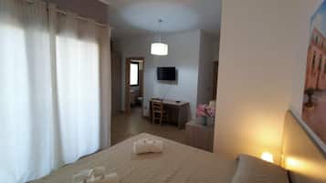 Minibar, escritorio y ropa de cama