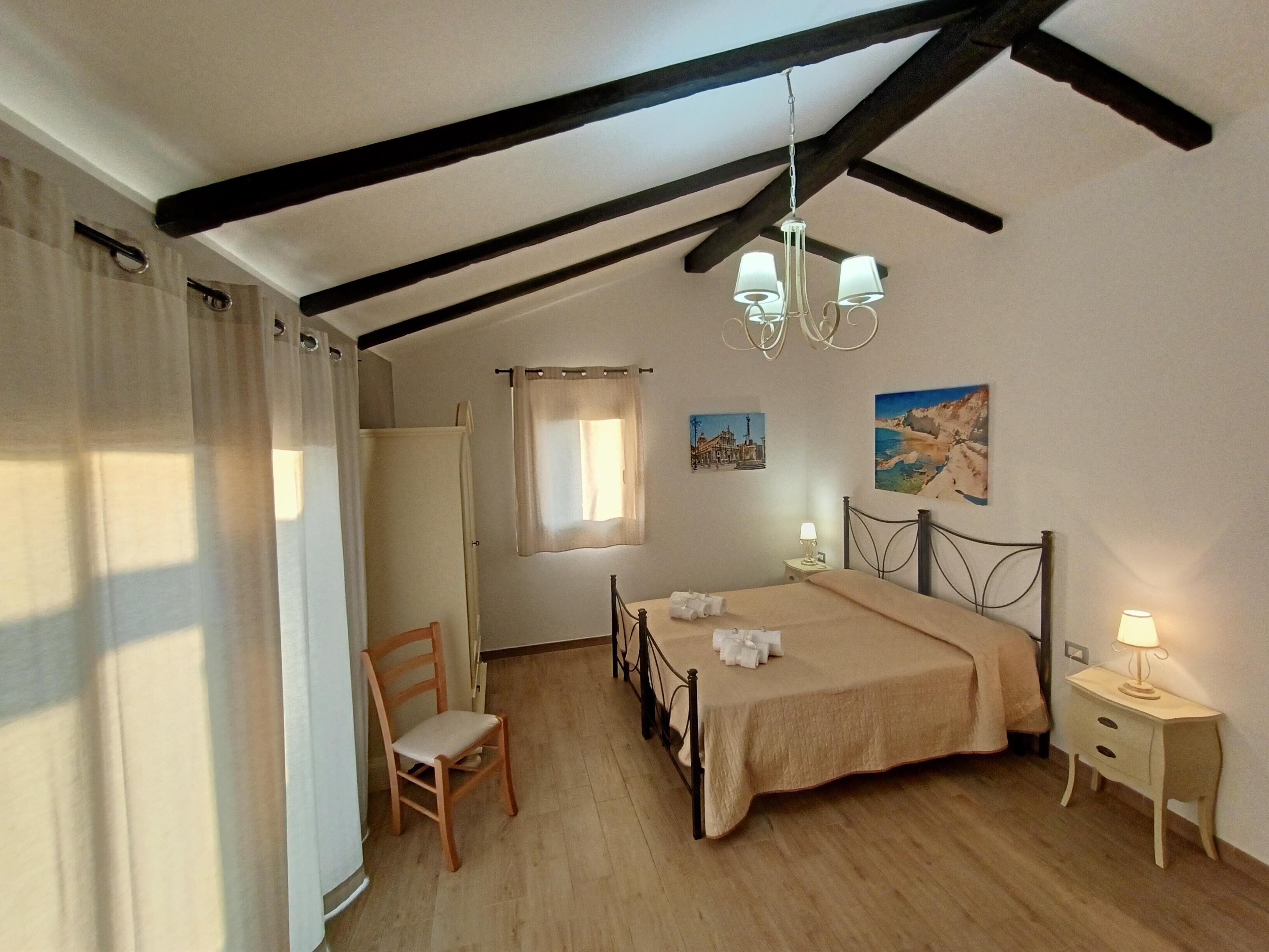 Habitación de lujo, 1 cama de matrimonio con sofá cama, vistas al mar | Minibar, escritorio, ropa de cama