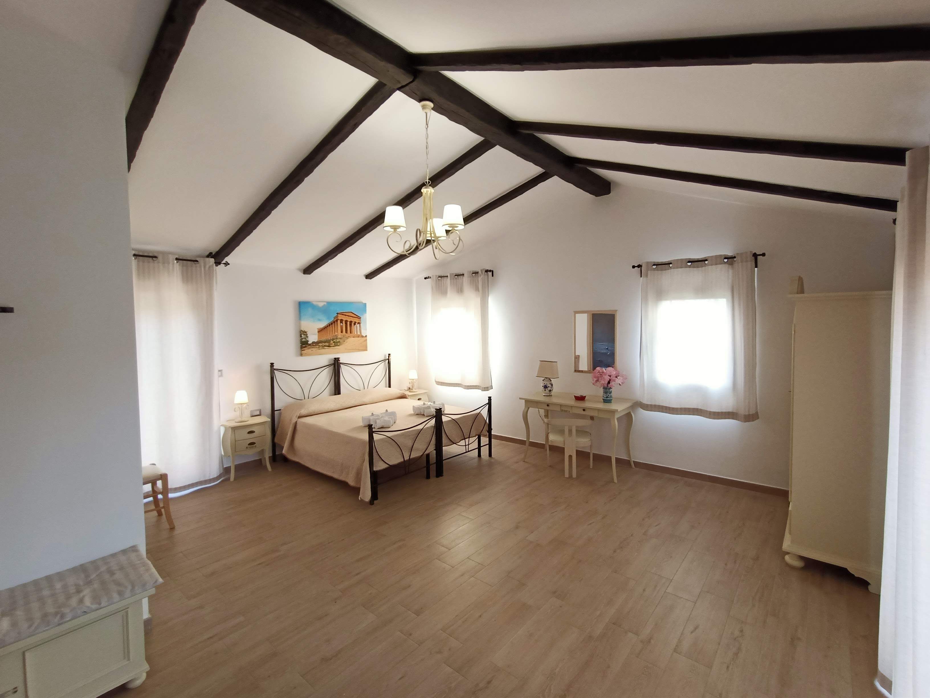 Minibar, escritorio y ropa de cama 