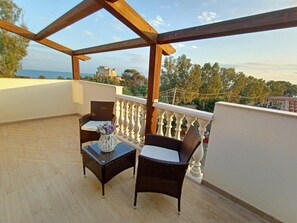 Habitación de lujo, 1 cama de matrimonio con sofá cama, vistas al mar | Terraza o patio