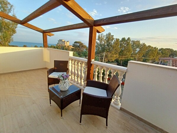 Luxury-Zimmer, Mehrere Betten, Meerblick | Terrasse/Patio
