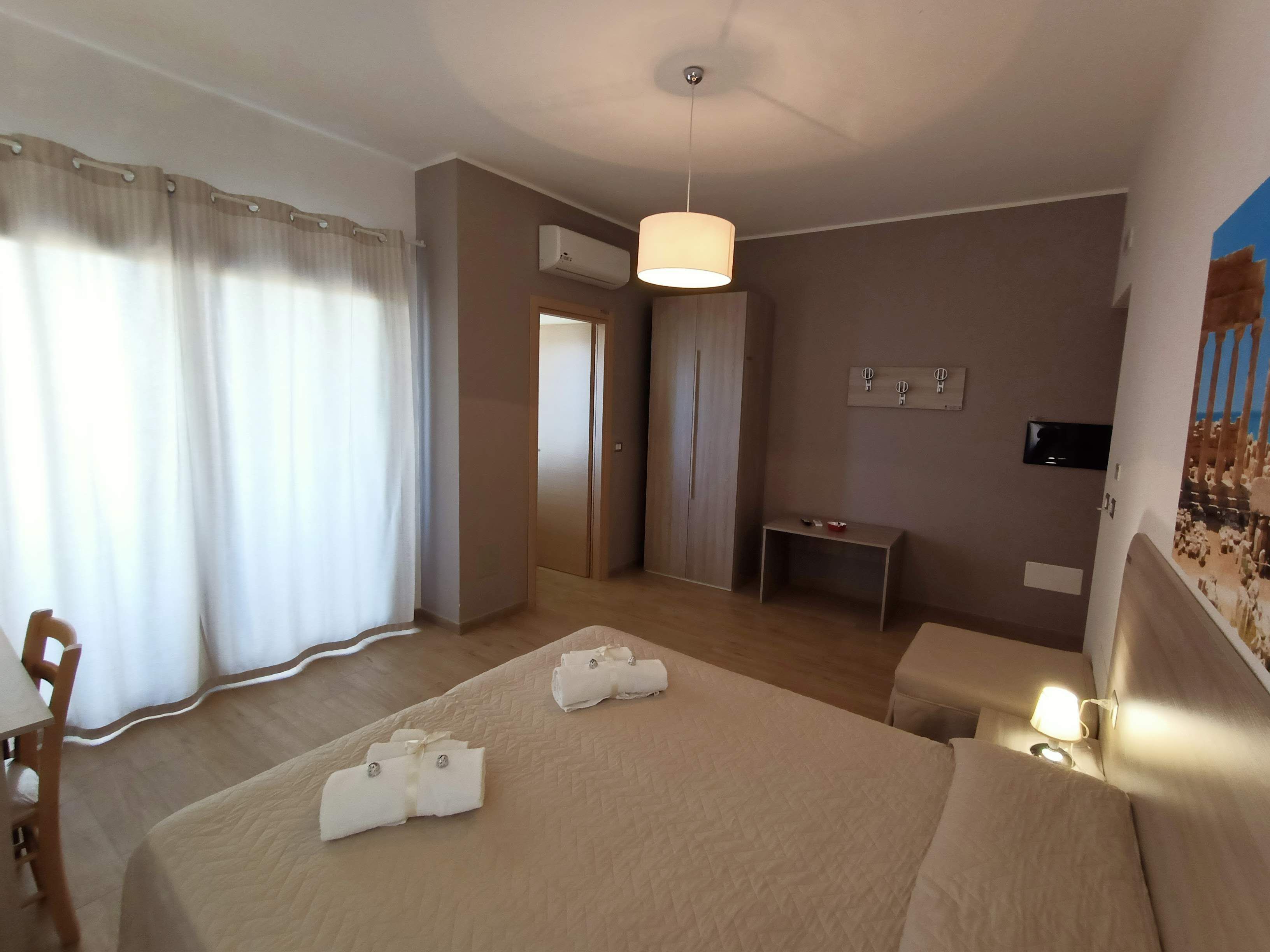 Habitación Confort con 1 cama doble o 2 individuales, vistas al mar | Minibar, escritorio, ropa de cama