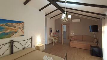 Habitación de lujo, 1 cama de matrimonio con sofá cama, vistas al mar | Minibar, escritorio, ropa de cama