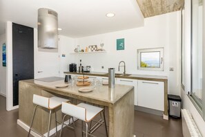 Dishwasher, high chair - Villa El Mirador - Four Bedroom Villa, Sleeps 8 (Olèrdola)