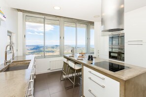Dishwasher, high chair - Villa El Mirador - Four Bedroom Villa, Sleeps 8 (Olèrdola)