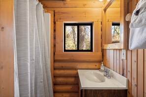 Shower, hair dryer, towels - New! Birdsong Log Cabin, Mountain views, firepit (Bigfork)