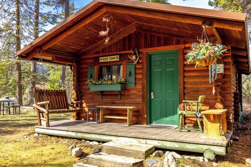 New! Birdsong Log Cabin, Mountain views, firepit