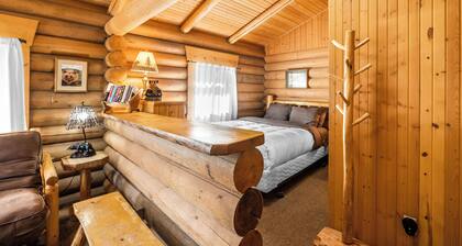 New! Bears Den Log Cabin, Mountain views, firepit