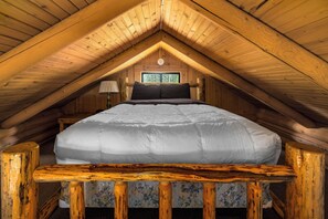 2 bedrooms, WiFi, bed sheets - Wildflower Log Cabin with firepit & mountain views (Bigfork)