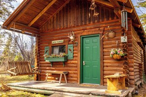 Property grounds - Wildflower Log Cabin with firepit & mountain views (Bigfork)