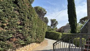 A stone pathway leading to a staircase with a metal railing. - Vacation Rental 8-minute walk from the ocean - top floor of a villa (ROQUEBRUNE SUR ARGENS)