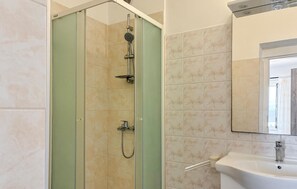 Shower, hair dryer - Nice apartment in Stomorska with WiFi (Stomorska)