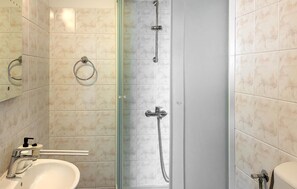Shower, hair dryer - Nice apartment in Stomorska with WiFi (Stomorska)