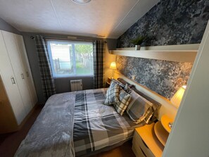 Iron/ironing board, WiFi, bed sheets - Golden Palm Resort, The Carnival S187 - Coastal Caravan Breaks (Chapel Saint Leonards)