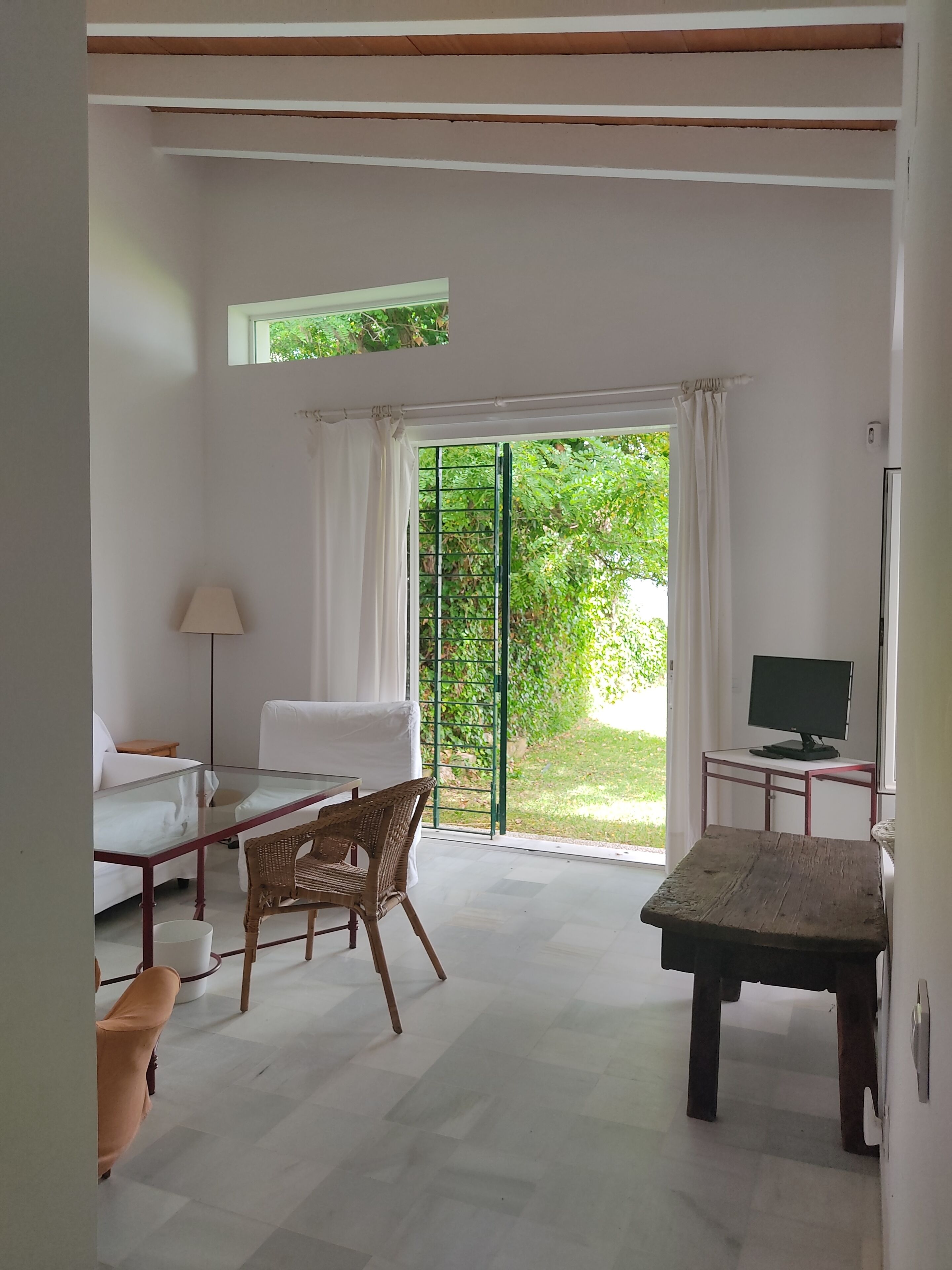 Residenza, animali ammessi, vista mare | Area soggiorno | TV a schermo piatto 26 pollici con canali via cavo, libri