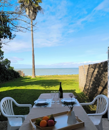 Restaurante al aire libre. Spinola Beachfront Bungalows