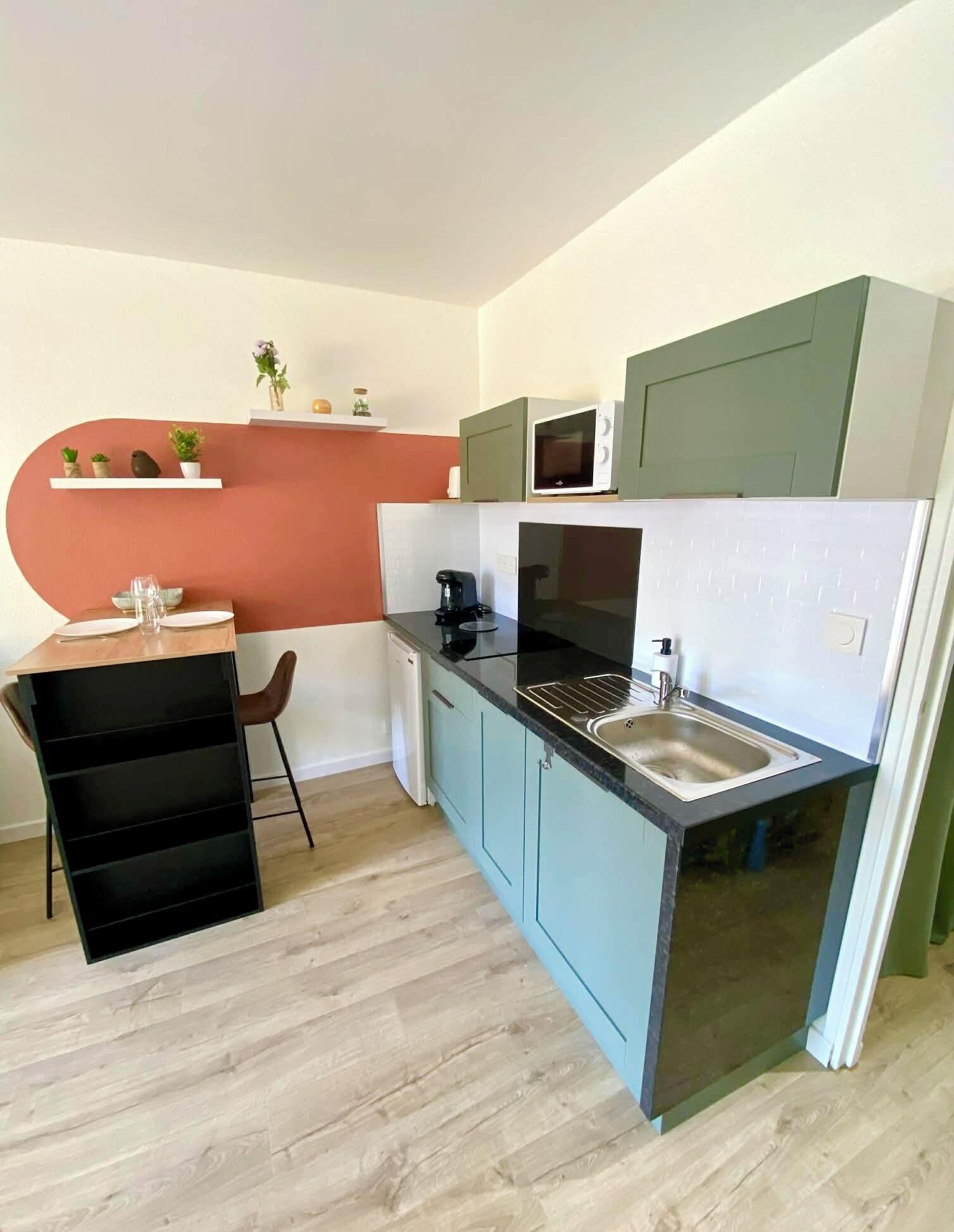 Kühlschrank, Mikrowelle, Herdplatte, Wasserkocher mit Kaffee-/Teezubehör