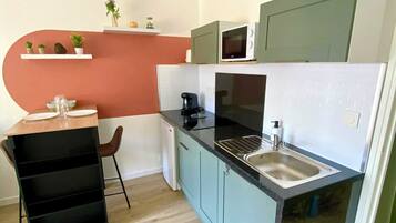 KĂŒhlschrank, Mikrowelle, Herdplatte, Wasserkocher mit Kaffee-/Teezubehör