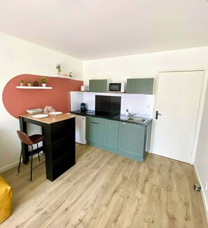 Réfrigérateur, micro-ondes, plaque de cuisson, cafetière/bouilloire